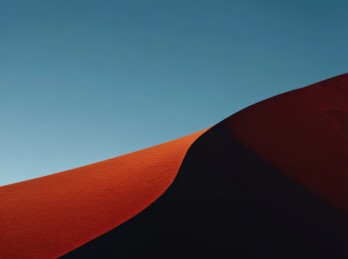 红色沙丘的静谧黄昏