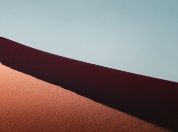 沙漠斜坡日落剪影暖色调