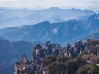 日出时分的张家界武陵源景区天子山风光