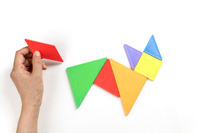 女性手手拼七巧板拼图特写