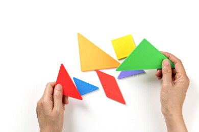 女性手手拼七巧板拼图特写