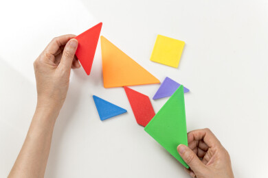 女性手手拼七巧板拼图特写