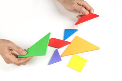 女性手手拼七巧板拼图特写