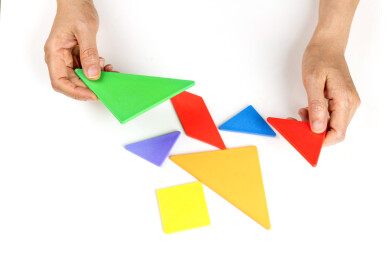 女性手手拼七巧板拼图特写