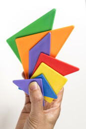 女性手手拼七巧板拼图特写