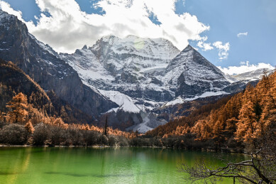 中国四川甘孜稻城亚丁仙乃日神山秋景