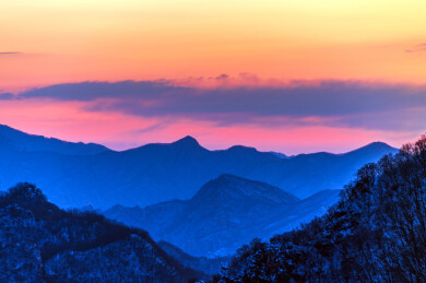 雪后山顶黎明天际线朝霞