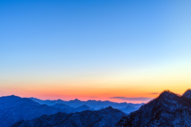 雪后山顶黎明天际线朝霞