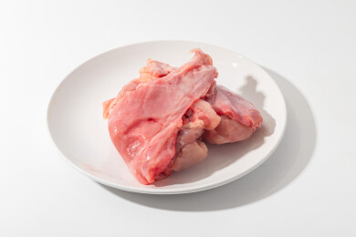 白色桌面上有一份兔肚皮肉