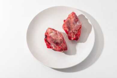 白色盘子里有一份新鲜兔头