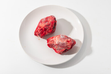 白色盘子里有一份新鲜兔头