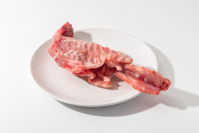 白色桌面上有一份新鲜兔排