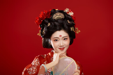 红色背景下大唐风韵女性古装妆容造型