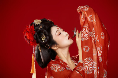 红色背景下大唐风韵女性古装妆容造型