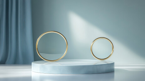 蓝色背景下桌子上的玻璃特写镜头