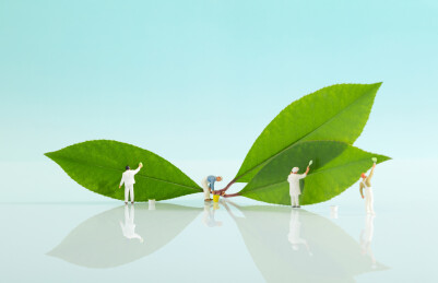 微缩创意绿色家居在树叶上漆的油漆工