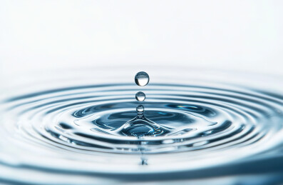 水滴落在水面上的高角度视图