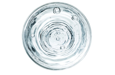 水滴落在水面上的高角度视图