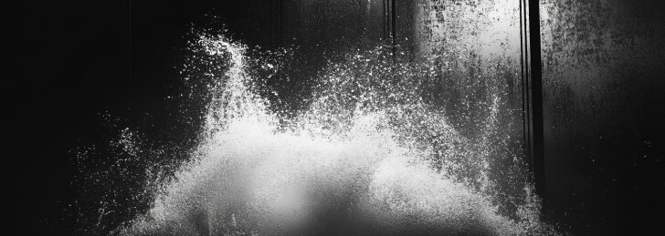 黑色背景下的水的特写镜头