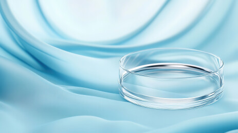 蓝色背景下的空玻璃特写镜头