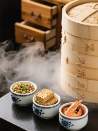 蒸笼与小碟中的传统美食