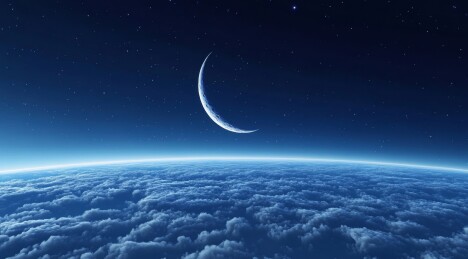 夜空中的月亮与繁星