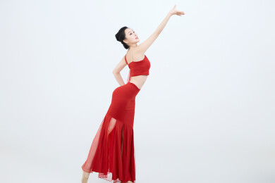 表演中国传统民族舞蹈傣族舞的美丽舞者