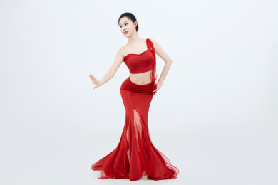 表演中国传统民族舞蹈傣族舞的美丽舞者