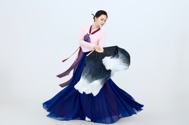 表演中国延边朝鲜族传统舞的美丽舞者