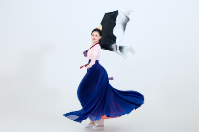 表演中国延边朝鲜族传统舞的美丽舞者