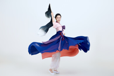 表演中国延边朝鲜族传统舞的美丽舞者