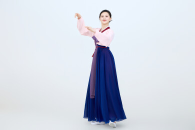表演中国延边朝鲜族传统舞的美丽舞者