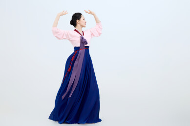 表演中国延边朝鲜族传统舞的美丽舞者
