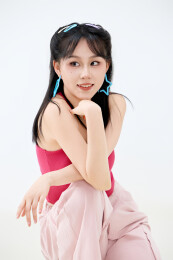 影棚拍摄穿着青春靓丽的亚洲年轻女性形象