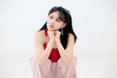 影棚拍摄穿着青春靓丽的亚洲年轻女性形象