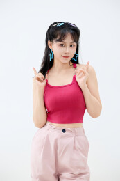 影棚拍摄穿着青春靓丽的亚洲年轻女性形象