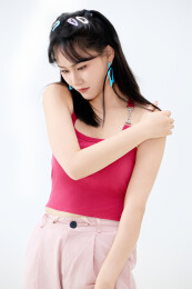 影棚拍摄穿着青春靓丽的亚洲年轻女性形象