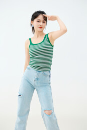 影棚拍摄穿着青春靓丽的亚洲女性夏季形象