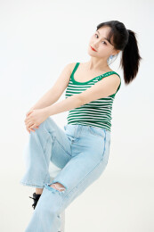 影棚拍摄穿着青春靓丽的亚洲女性夏季形象