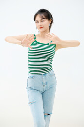 影棚拍摄穿着青春靓丽的亚洲女性夏季形象