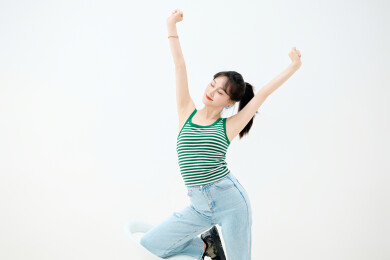 影棚拍摄穿着青春靓丽的亚洲女性夏季形象