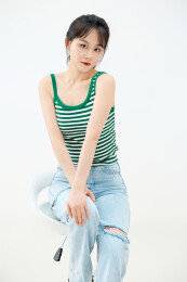 影棚拍摄穿着青春靓丽的亚洲女性夏季形象