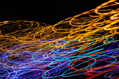 抽象曲线构图的彩色光线延时轨迹摄影