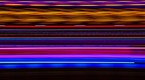 抽象平直构图的彩色光线延时轨迹摄影