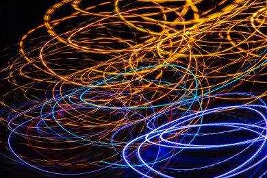 抽象曲线构图的彩色光线延时轨迹摄影