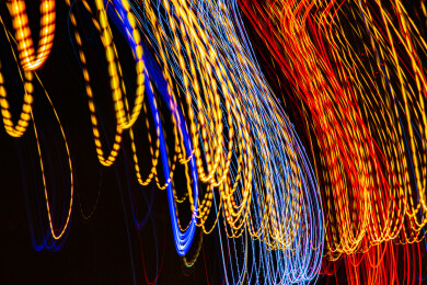 抽象曲线构图的彩色光线延时轨迹摄影