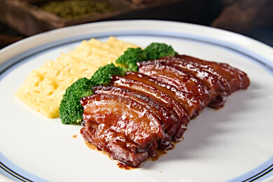 中餐广式美味蜜汁烧肉配凤梨