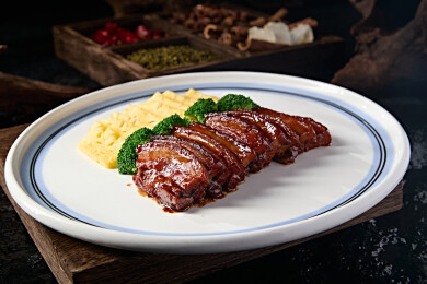 中餐广式美味蜜汁烧肉配凤梨