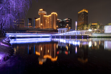 北京朝阳亮马河水岸风情街夜景灯光游船休闲
