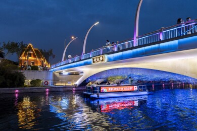 北京朝阳亮马河水岸风情街夜景灯光游船休闲